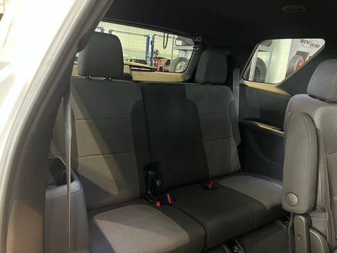 Used 2023 Chevrolet Traverse LT w/ Rear Camera Mirror Package AWD/4WD image 23