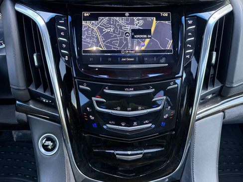 Used 2017 Cadillac Escalade ESV Platinum AWD/4WD image 32