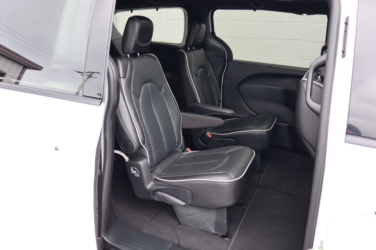 Used 2025 Chrysler Pacifica Limited FWD image 8