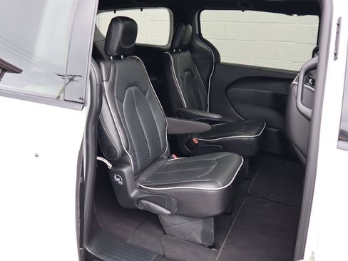 Used 2025 Chrysler Pacifica Limited FWD image 8