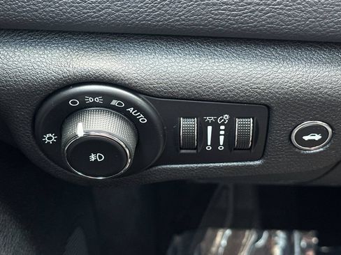Used 2015 Chrysler 200 S FWD image 27