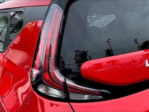 Used 2025 Kia Soul LX w/ LX Technology Package FWD image 22