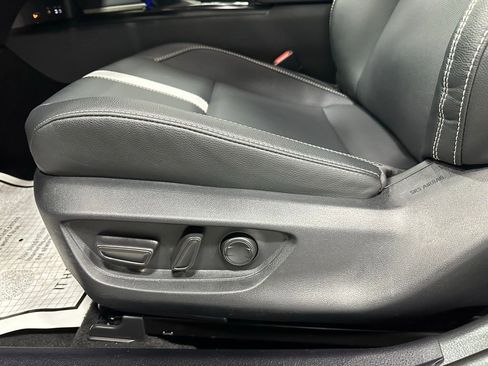 Used 2025 Toyota Camry SE image 12