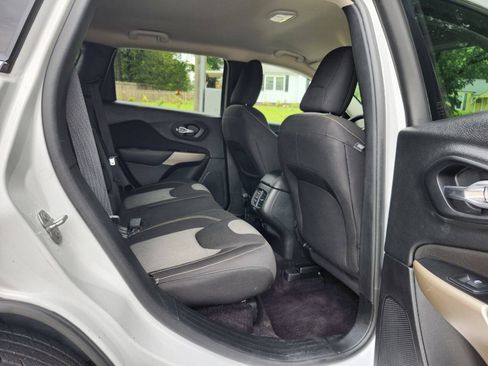 Used 2018 Jeep Cherokee Latitude w/ Mobile Office Group FWD image 8