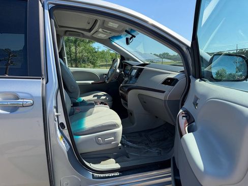 Used 2014 Toyota Sienna XLE AWD/4WD image 16
