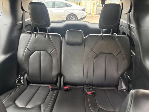 Used 2025 Chrysler Pacifica Select image 31
