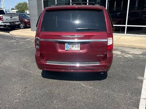 Used 2011 Chrysler Town & Country Limited FWD image 7