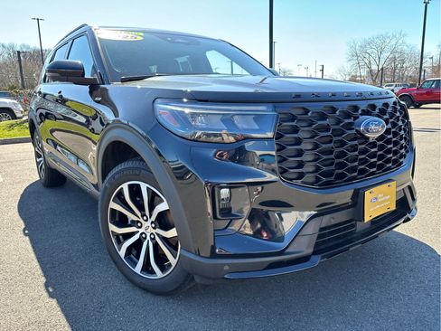 Certified 2025 Ford Explorer ST-Line image 3