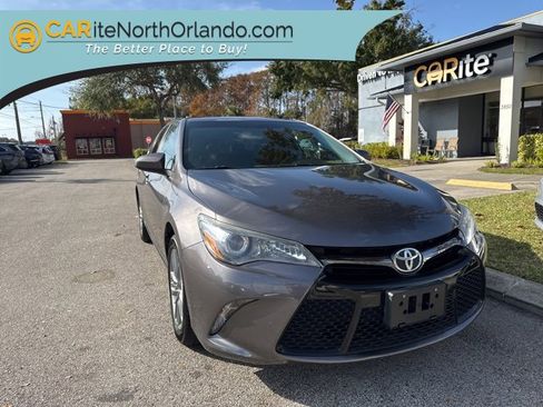 Used 2017 Toyota Camry SE image 1