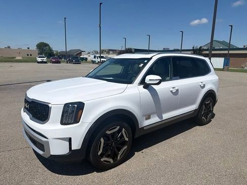 Used 2025 Kia Telluride EX w/ EX Captain's Chair Package FWD image 2