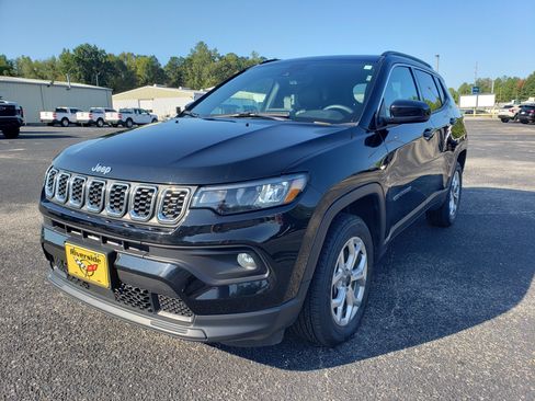 Used 2025 Jeep Compass Latitude w/ Sun & Sound Group AWD/4WD image 2