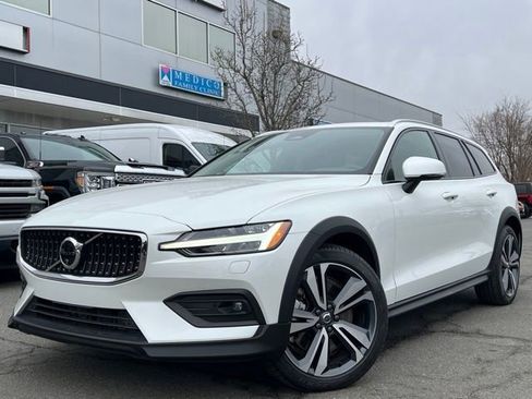 Used 2025 Volvo V60 B5 Cross Country Plus image 19