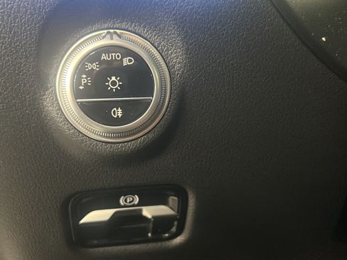 Used 2025 Mercedes-Benz C 300 Sedan image 13
