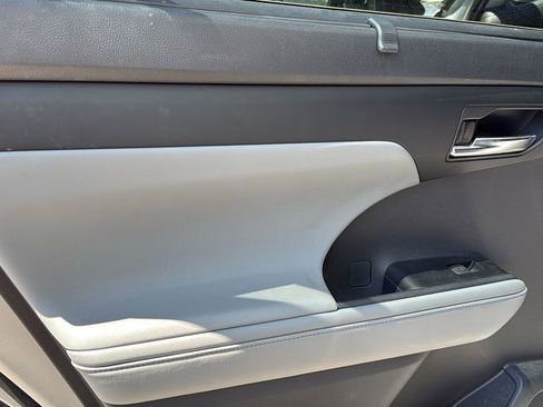 Used 2020 Toyota Highlander XLE image 23