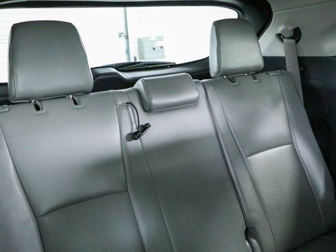 Used 2021 Toyota Highlander XLE FWD image 30