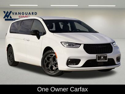 Used 2024 Chrysler Pacifica Select