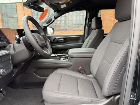 Used 2025 Chevrolet Suburban LS image 19