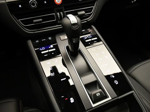 Certified 2026 Porsche Macan Turbo AWD/4WD image 32