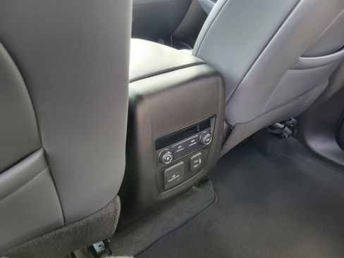 Used 2022 Buick Enclave Essence w/ Sport Touring Edition image 32