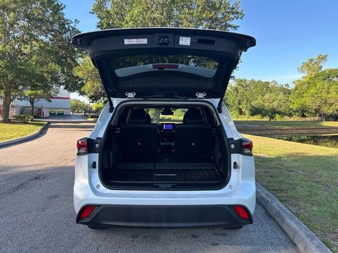 Used 2024 Toyota Highlander XLE image 9