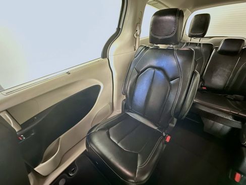 Used 2023 Chrysler Pacifica Touring-L FWD image 12