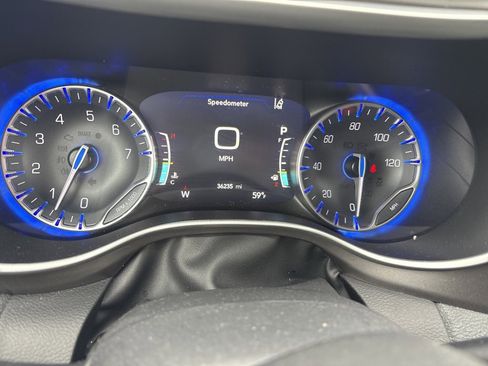 Used 2023 Chrysler Pacifica Touring-L image 11