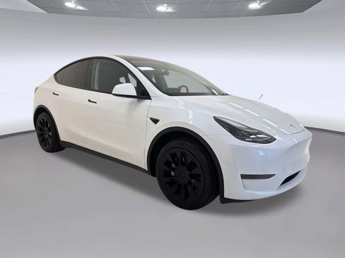 Used 2024 Tesla Model Y 2WD image 7