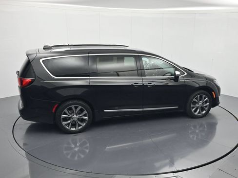 Used 2017 Chrysler Pacifica Limited w/ UConnect Theater Package FWD image 32