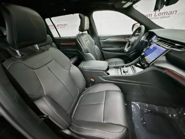 Used 2025 Jeep Grand Cherokee L Overland w/ Advanced Protech Group III AWD/4WD image 32
