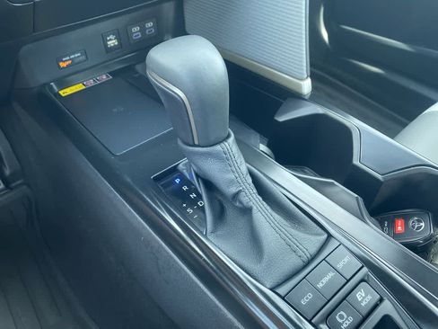 Used 2025 Toyota Camry SE image 19