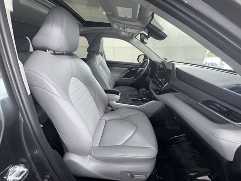 Used 2023 Toyota Highlander XLE AWD/4WD image 28