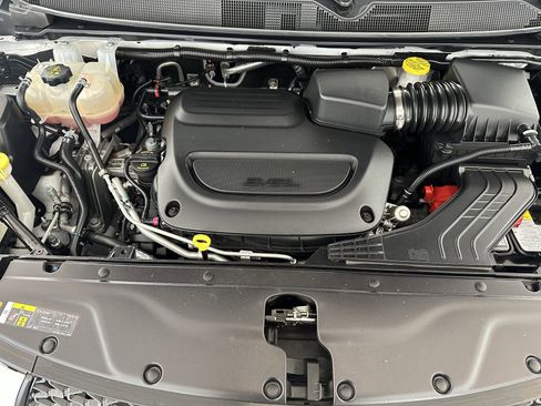 Used 2025 Chrysler Pacifica Limited image 12