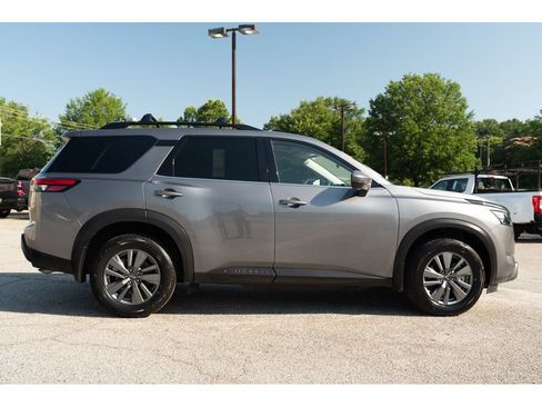 Used 2024 Nissan Pathfinder SV w/ SV Premium Package FWD image 9