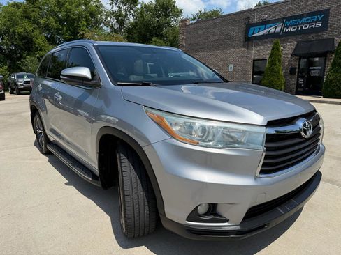 Used 2016 Toyota Highlander XLE FWD image 3