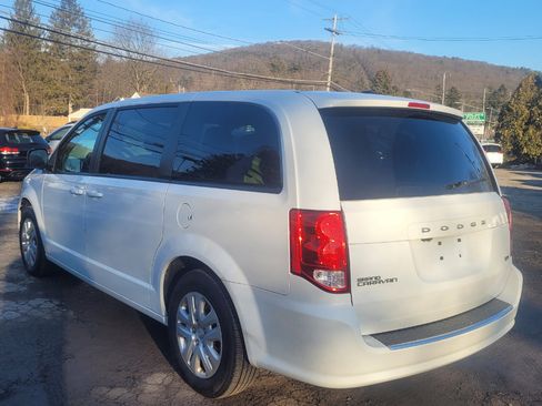 Used 2018 Dodge Grand Caravan SE w/ UConnect Hands-Free Group image 6