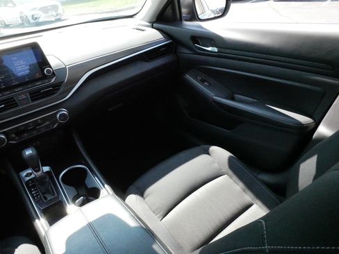 Used 2024 Nissan Altima 2.5 SV FWD image 11