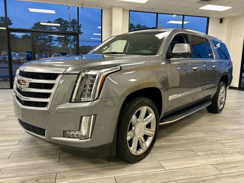 Used 2019 Cadillac Escalade ESV Luxury image 3