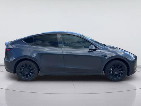 Used 2024 Tesla Model Y 2WD image 4