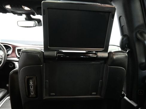 Used 2020 Chrysler Pacifica Touring-L image 39