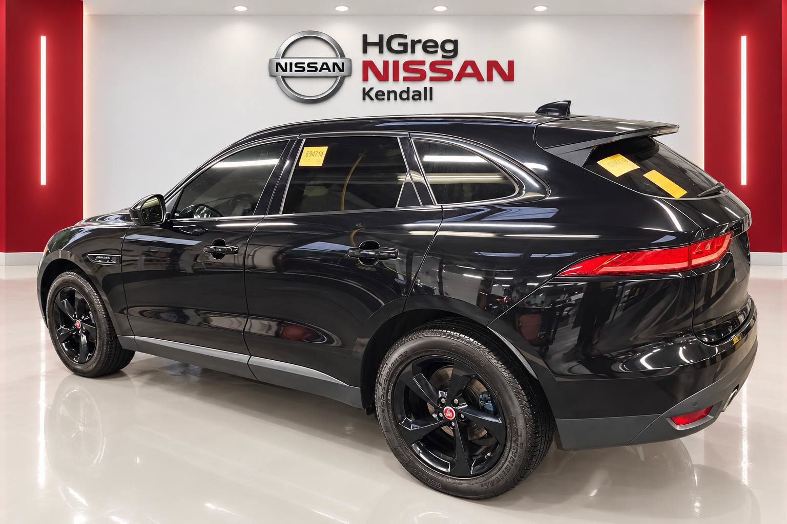 Used 2019 Jaguar F-PACE Premium AWD/4WD image 2