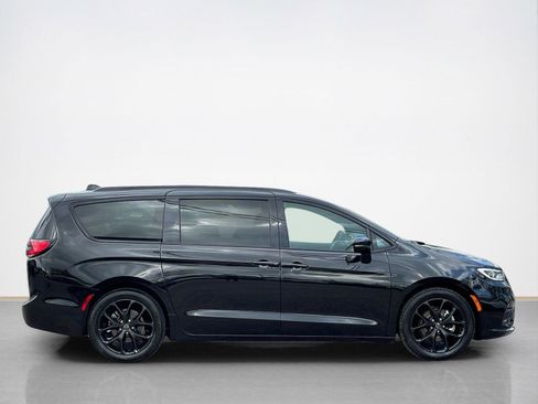 Used 2025 Chrysler Pacifica Limited image 9