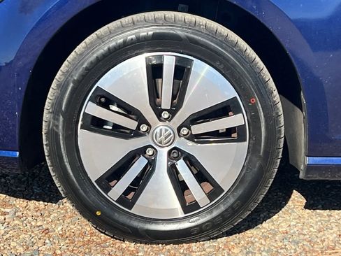 Used 2018 Volkswagen e-Golf SEL Premium image 28