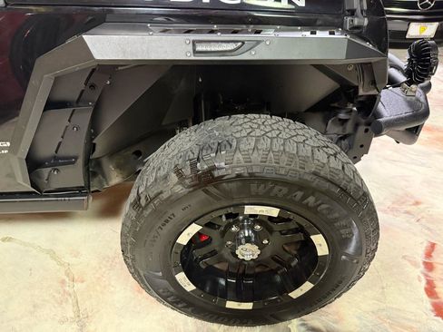 Used 2018 Jeep Wrangler Unlimited Rubicon w/ Dual Top Group AWD/4WD image 34