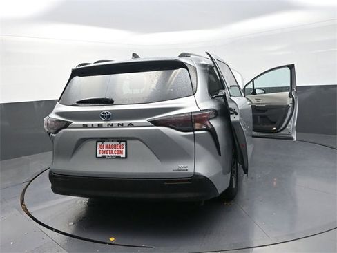 Used 2024 Toyota Sienna XLE image 37