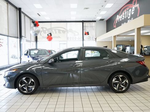 Used 2023 Hyundai Elantra SEL w/ Convenience Package FWD image 3