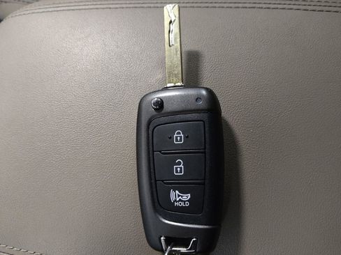 Used 2020 Hyundai Santa Fe SE image 32