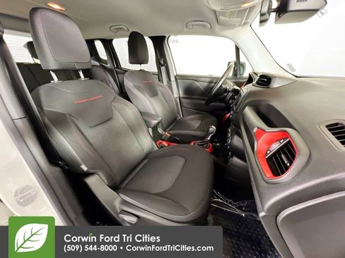 Used 2017 Jeep Renegade Trailhawk AWD/4WD image 17