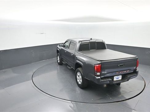 Used 2018 Toyota Tacoma SR image 28