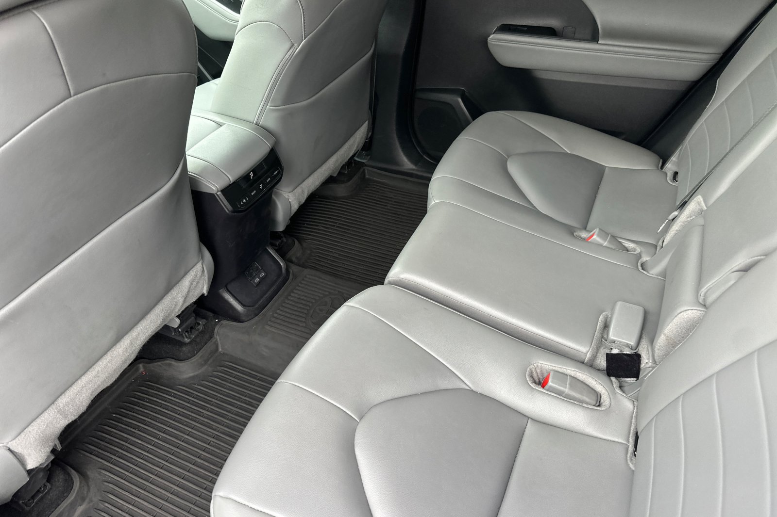 Used 2025 Toyota Highlander XLE AWD/4WD image 15