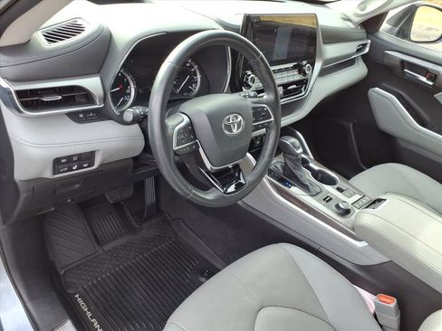 Used 2021 Toyota Highlander Platinum image 12